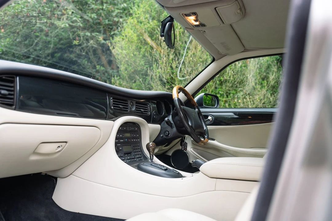 1999 Jaguar X308 XJR - Image 29 of 30