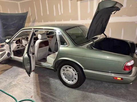 1999 Jaguar XJ Vanden Plas Sedan 4D