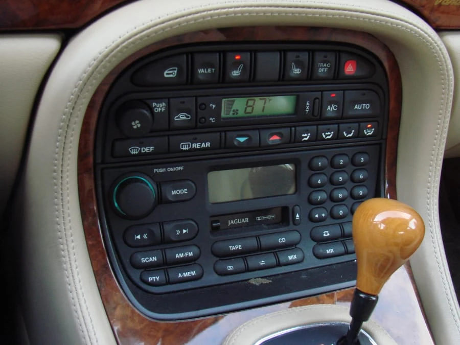 1999 Jaguar X308 XJ - Image 9 of 10