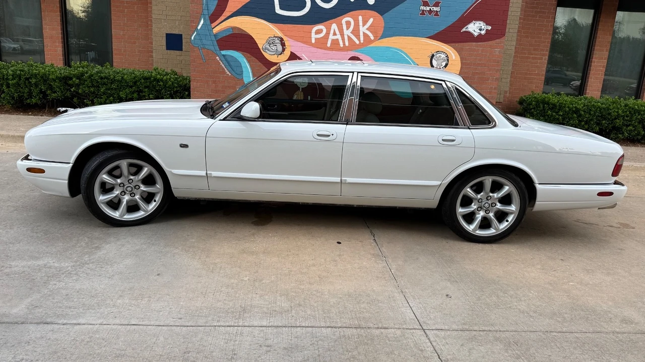 1999 Jaguar - Image 2 of 31