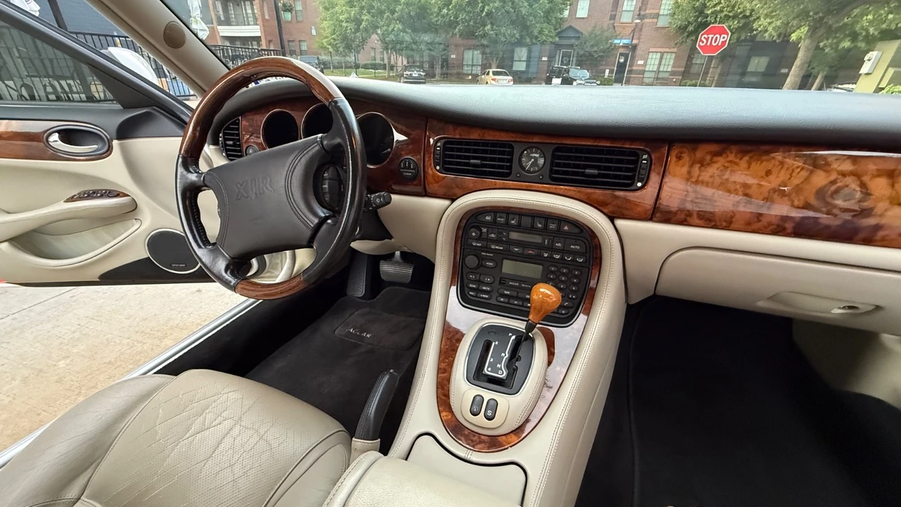 1999 Jaguar - Image 25 of 31