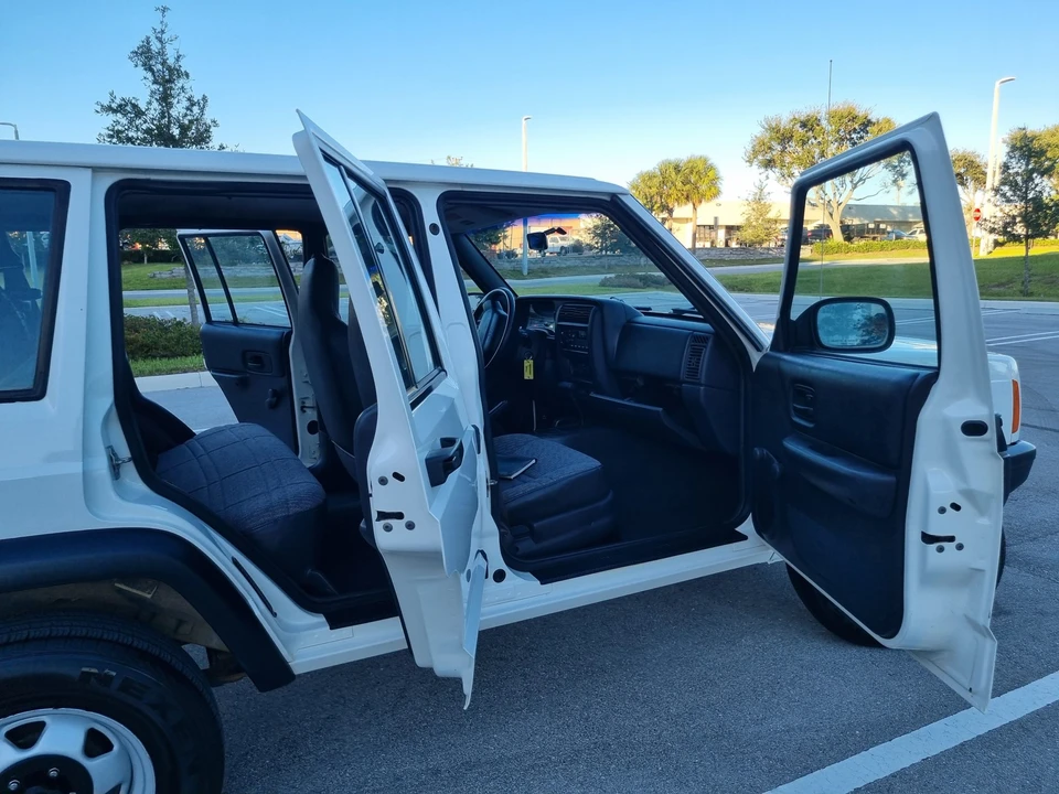 1999 Jeep XJ Cherokee - Image 24 of 31