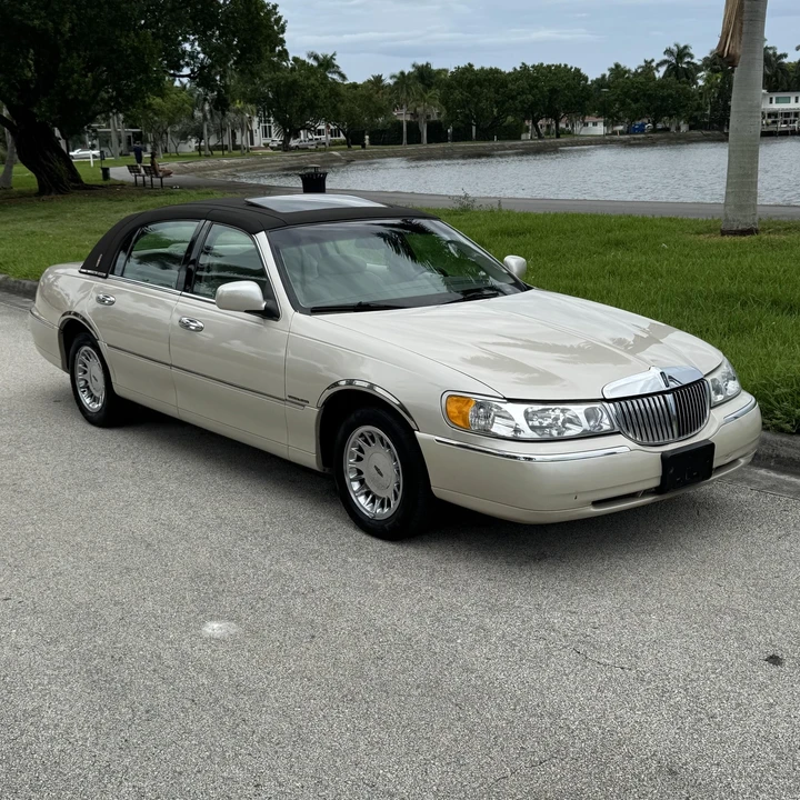 1999 Lincoln Town Car - Image 2 of 12