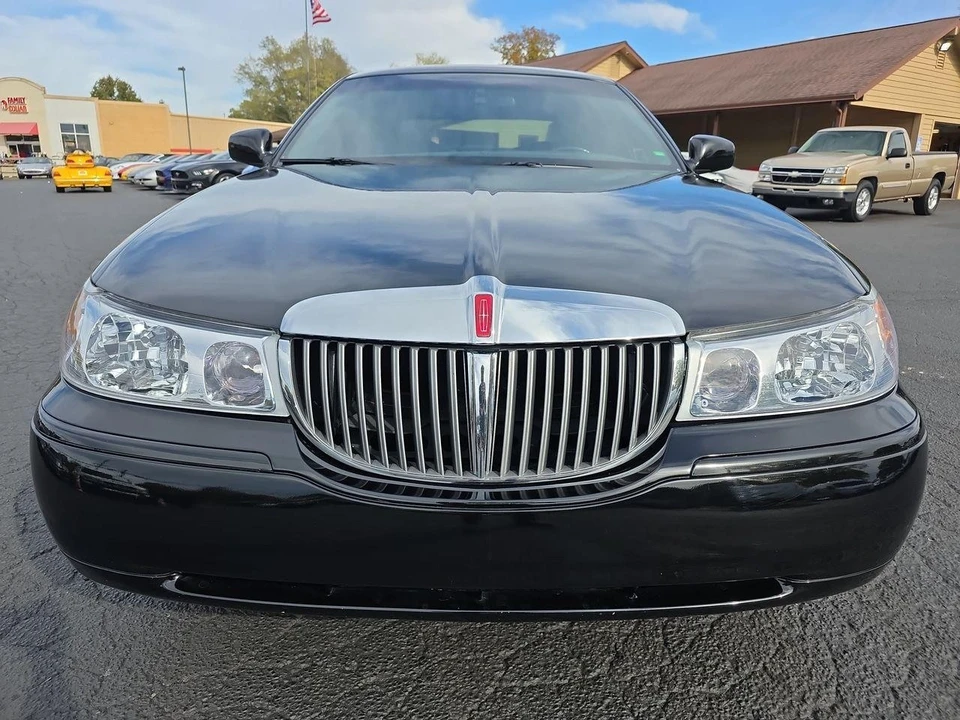 1999 Lincoln Town Car - Image 10 of 12