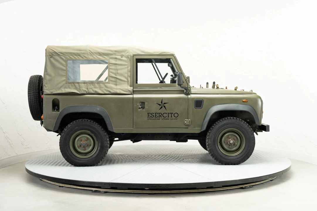 1999 Land Rover Defender - Image 7 of 31