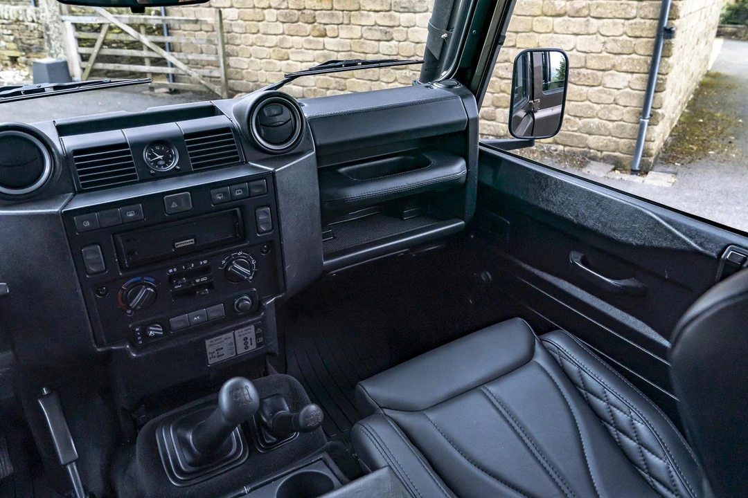 1999 Land Rover Defender 110 - Image 13 of 21