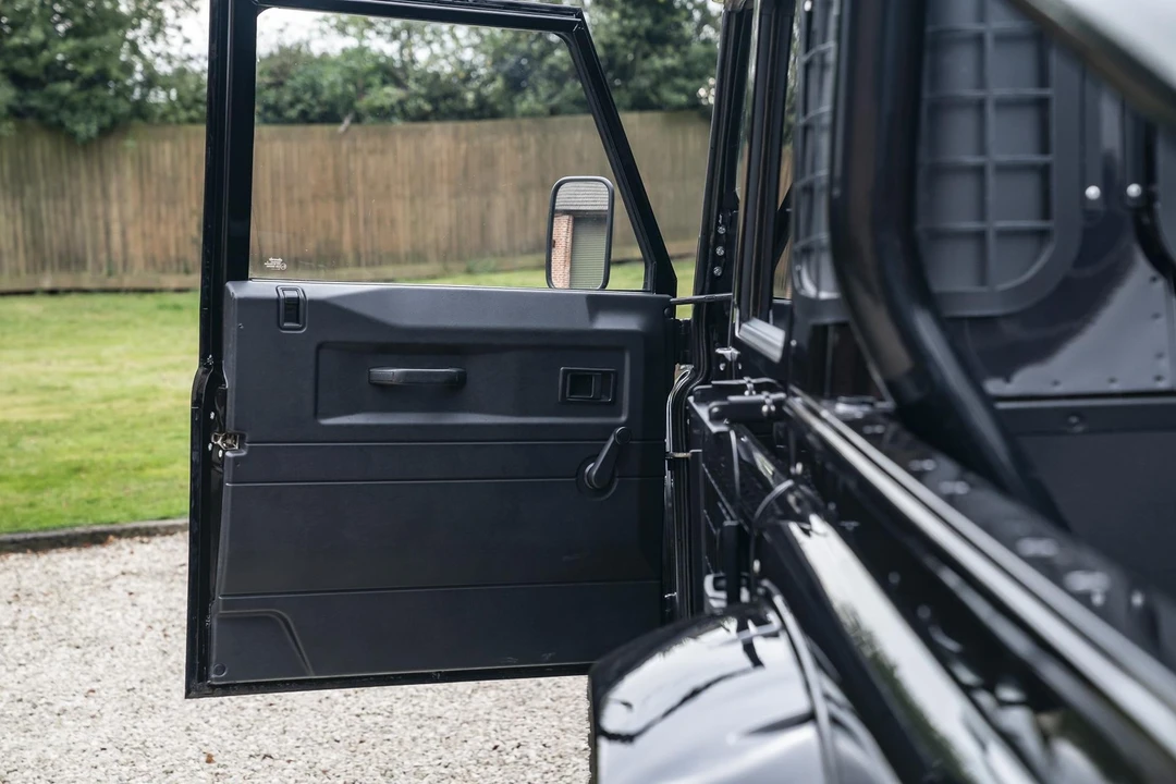 1999 Land Rover Defender 110 - Image 17 of 31