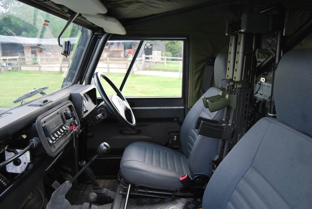 1999 Land Rover Defender 110 - Image 7 of 16