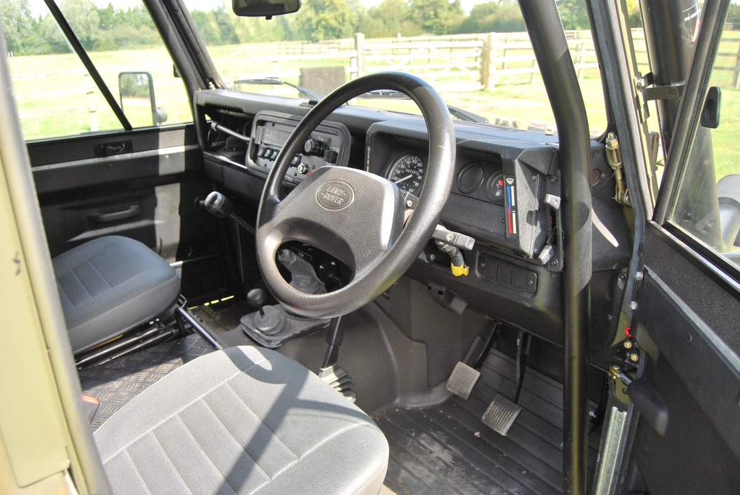 1999 Land Rover Defender 110 - Image 8 of 16