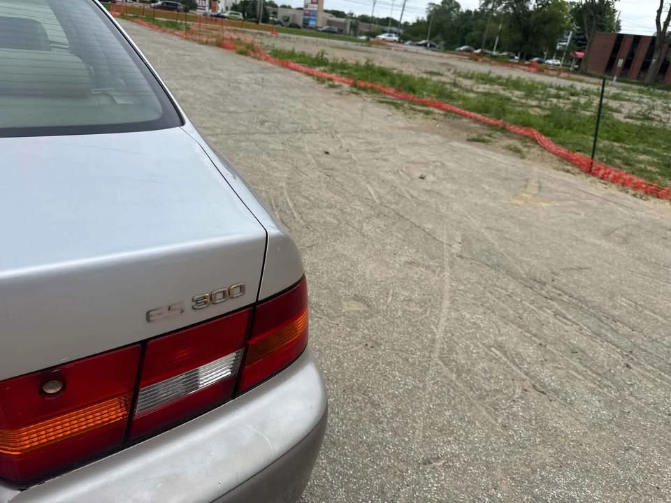 1999 Lexus GS 2nd Gen - Image 9 of 10