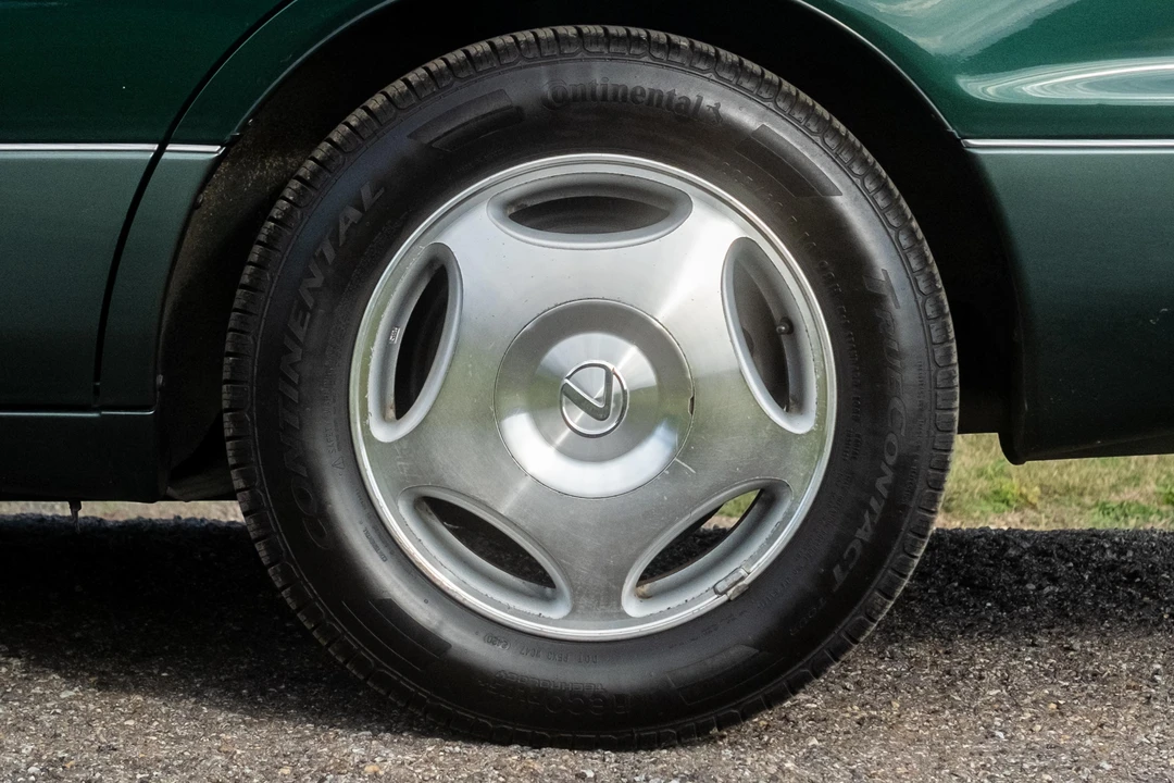 1999 Lexus LS 2nd Gen - Image 18 of 31