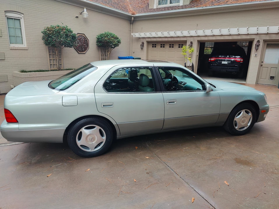 1999 Lexus LS 2nd Gen - Image 20 of 31