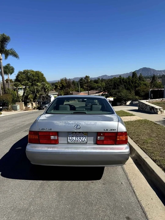 1999 Lexus LS 2nd Gen - Image 4 of 15