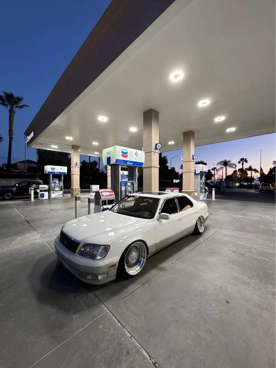 1999 Lexus LS 2nd Gen - Image 2 of 4