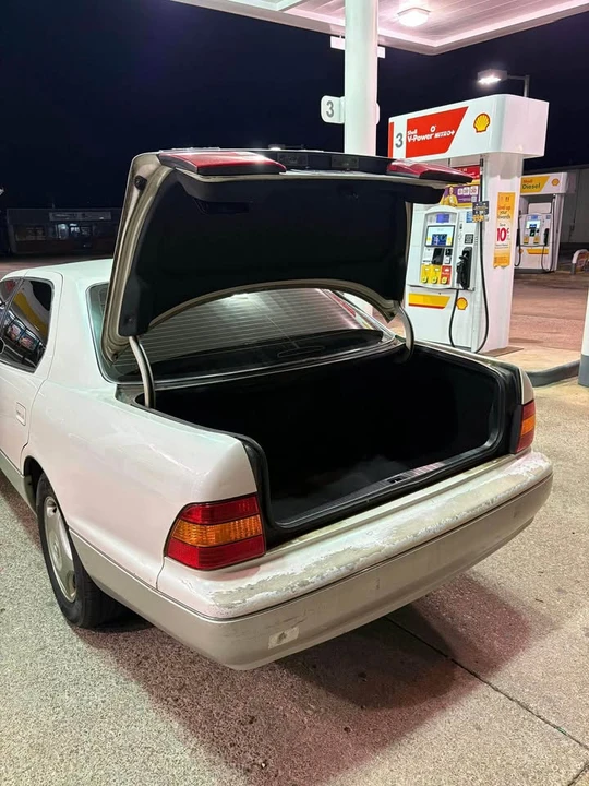 1999 Lexus LS 3rd Gen - Image 2 of 10