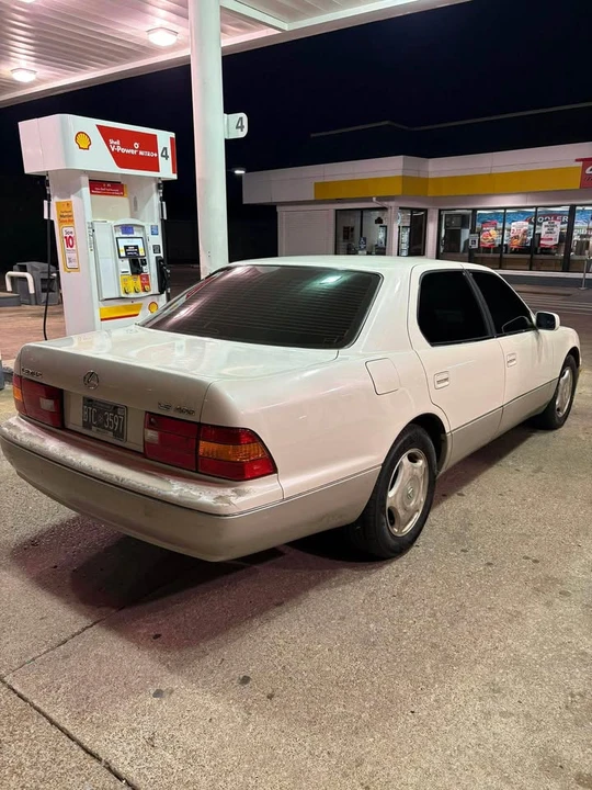 1999 Lexus LS 3rd Gen - Image 3 of 10