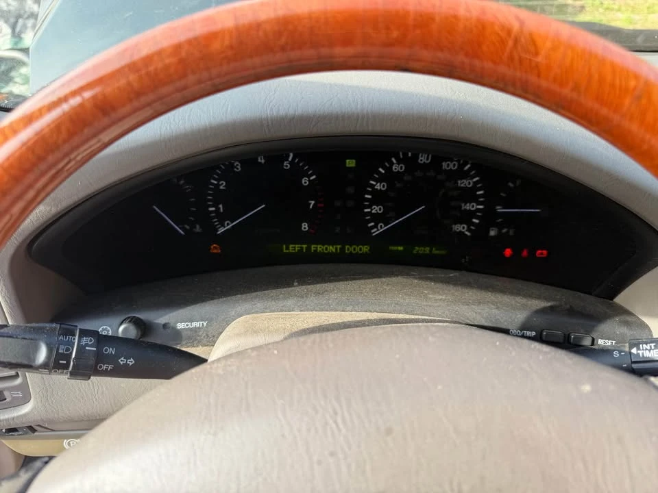 1999 Lexus LS 2nd Gen - Image 9 of 12