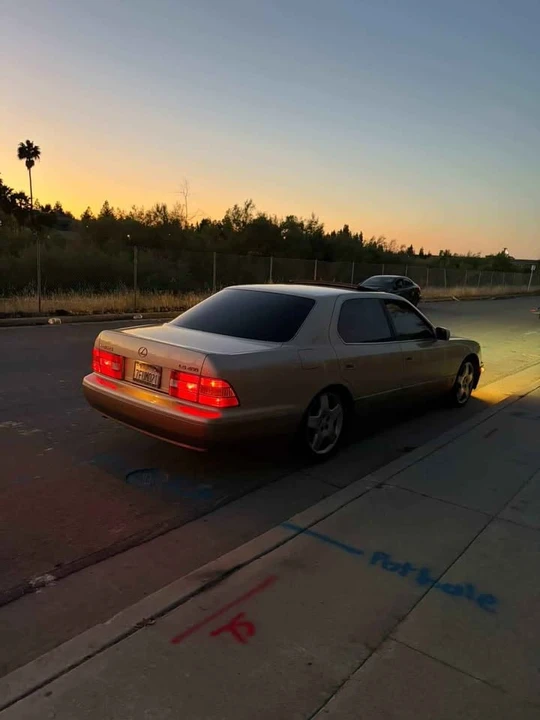 1999 Lexus LS 2nd Gen - Image 4 of 5
