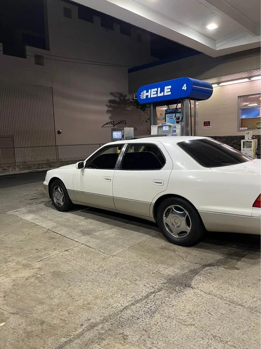 1999 Lexus LS 2nd Gen - Image 6 of 6