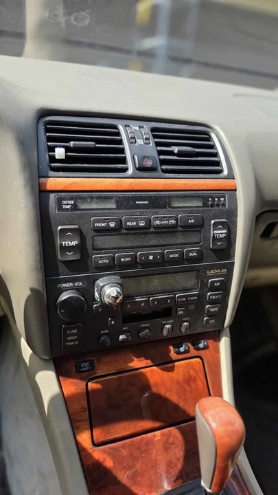 1999 Lexus LS 2nd Gen - Image 14 of 18