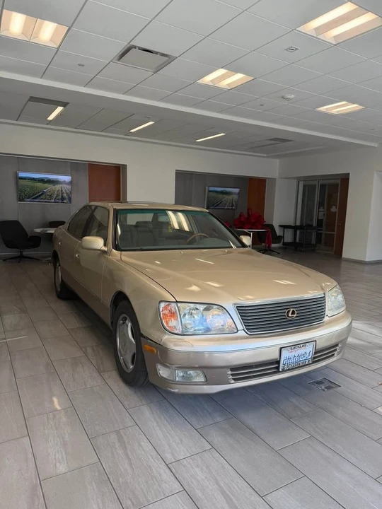 1999 Lexus LS 2nd Gen - Image 9 of 11