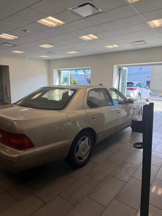 1999 Lexus LS 2nd Gen - Image 10 of 11