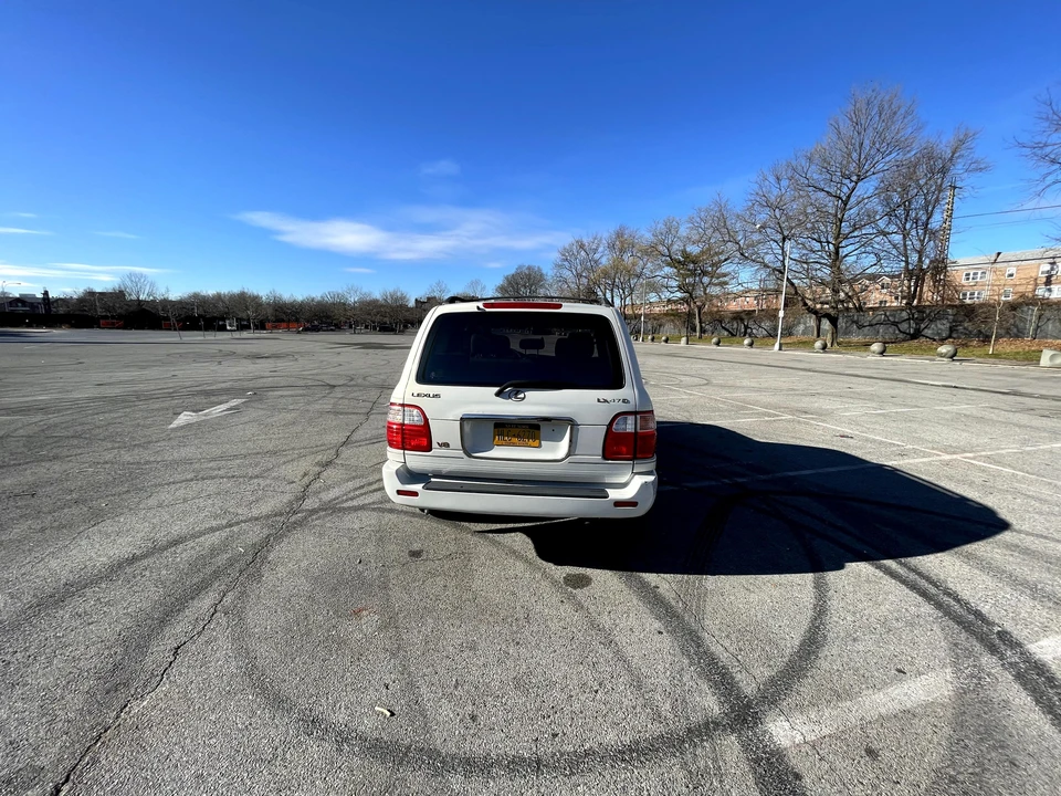 1999 Lexus LX 2nd Gen - Image 17 of 31