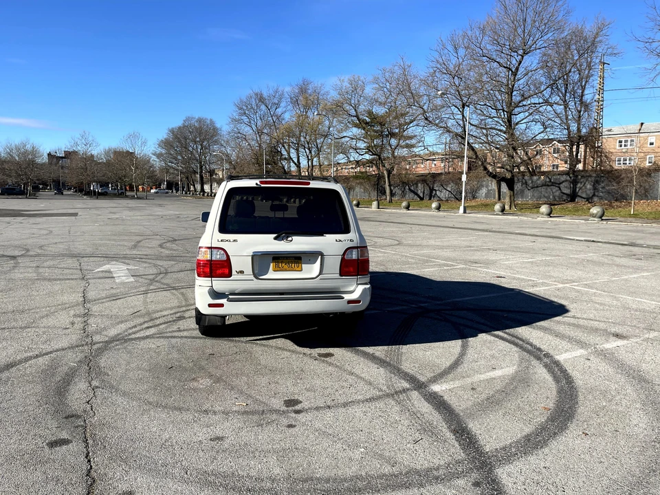 1999 Lexus LX 2nd Gen - Image 16 of 31