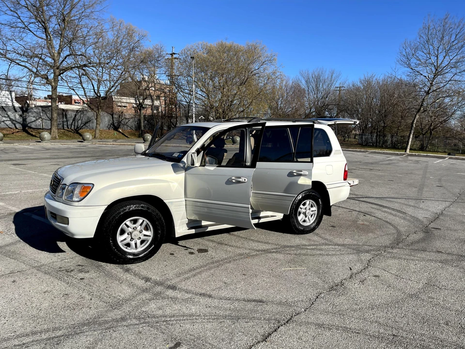1999 Lexus LX 2nd Gen - Image 27 of 31