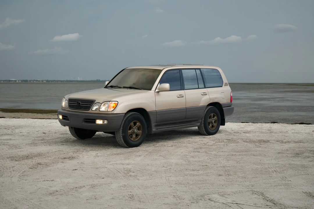 1999 Lexus LX 2nd Gen - Image 10 of 31