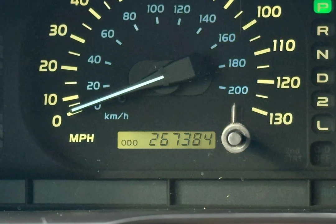 1999 Lexus LX 2nd Gen - Image 21 of 31