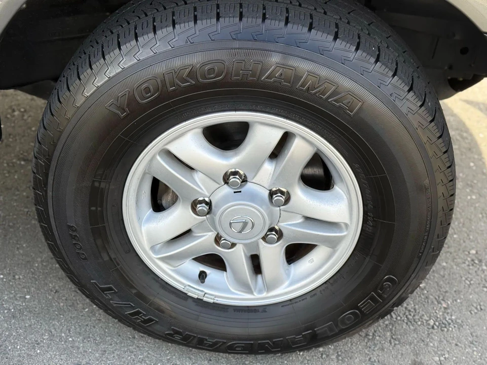 1999 Lexus LX 2nd Gen - Image 16 of 31