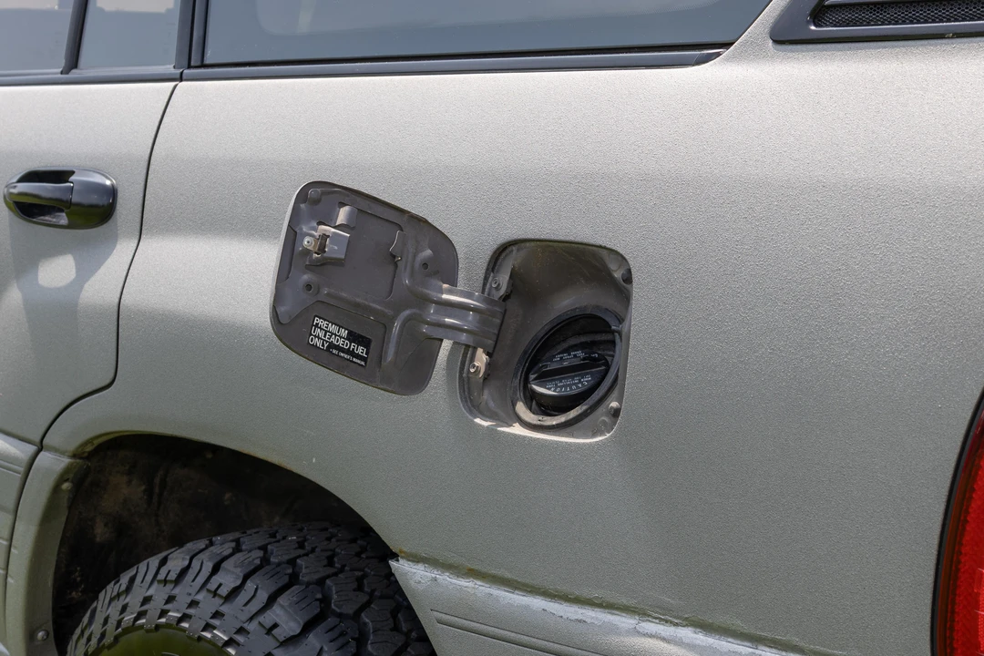 1999 Lexus LX 2nd Gen - Image 13 of 31