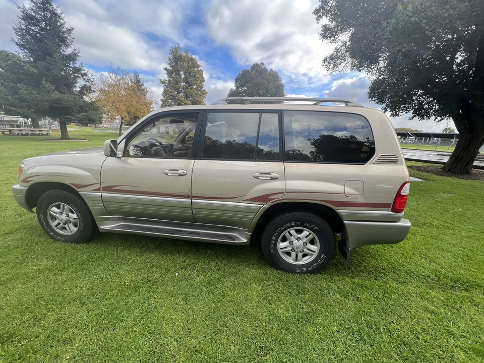 1999 Lexus LX 2nd Gen - Image 11 of 31