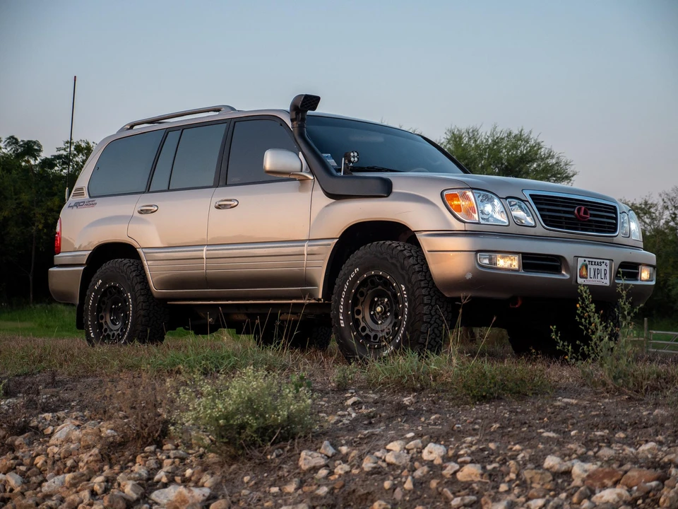 1999 Lexus LX 2nd Gen - Image 11 of 31