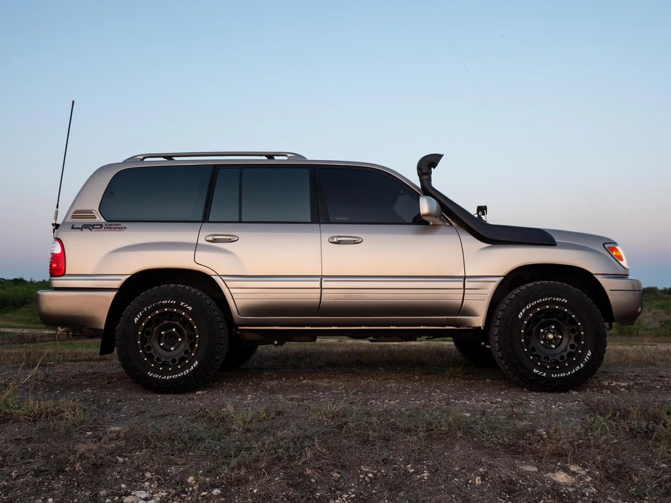 1999 Lexus LX 2nd Gen - Image 10 of 31