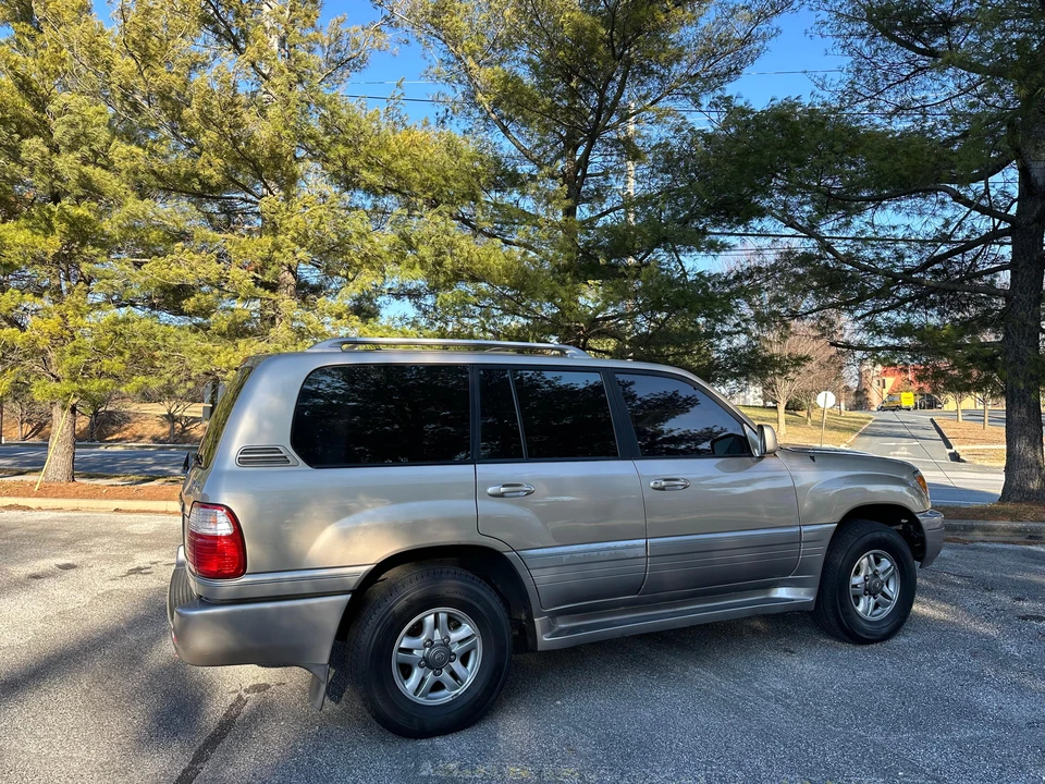 1999 Lexus LX 2nd Gen - Image 19 of 31