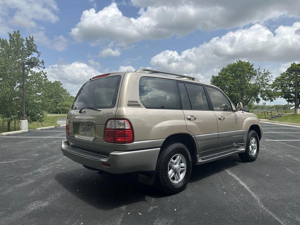 1999 Lexus LX 2nd Gen - Image 17 of 31