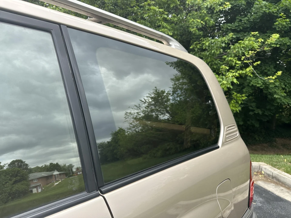 1999 Lexus LX 2nd Gen - Image 27 of 31