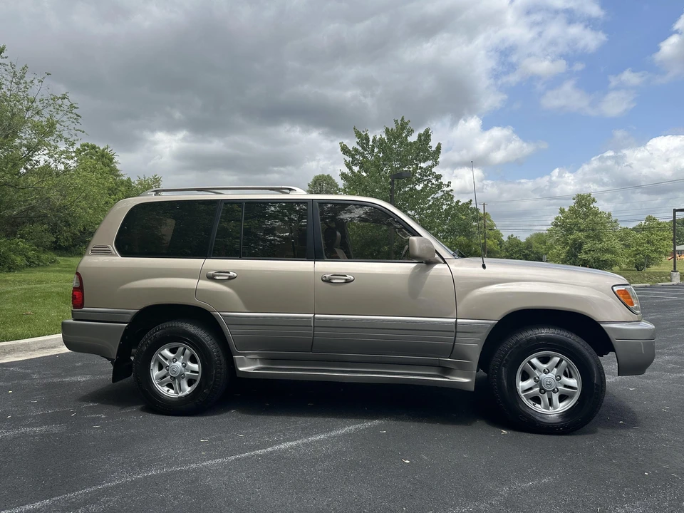 1999 Lexus LX 2nd Gen - Image 18 of 31