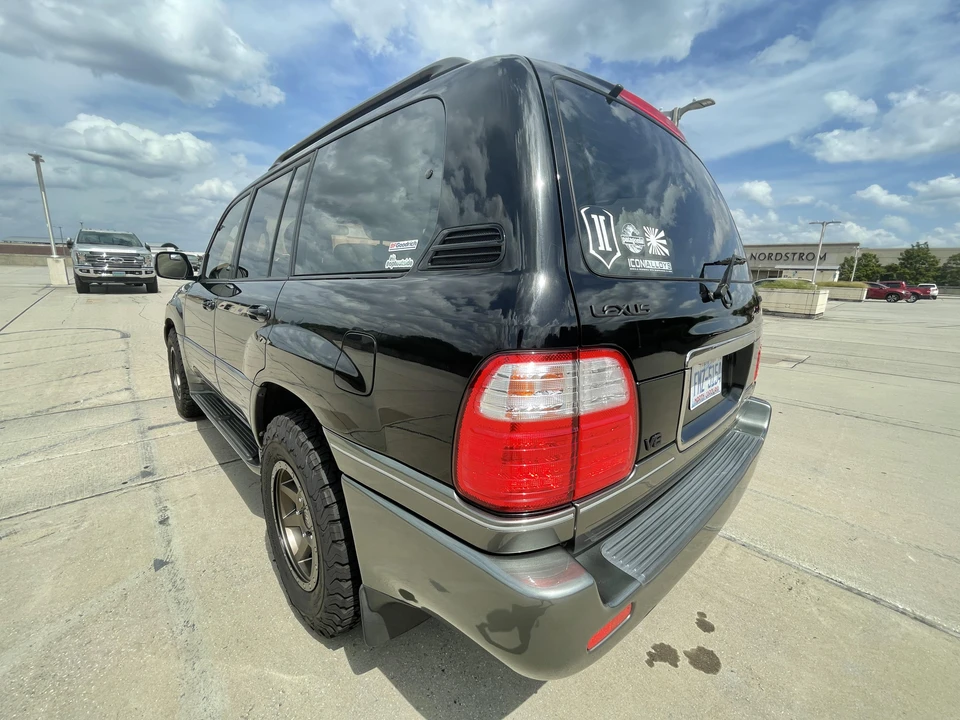 1999 Lexus LX 2nd Gen - Image 11 of 31