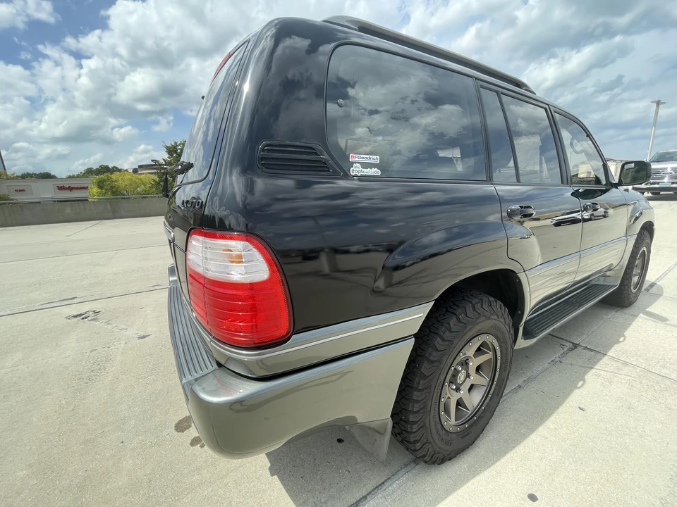 1999 Lexus LX 2nd Gen - Image 17 of 31