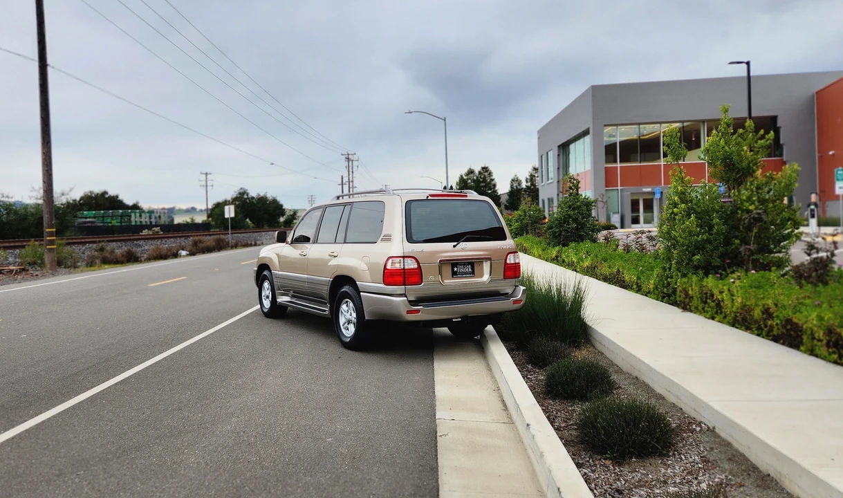 1999 Lexus LX 2nd Gen - Image 10 of 31