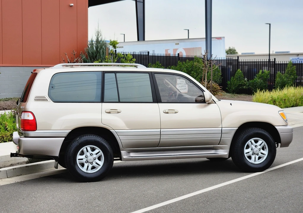 1999 Lexus LX 2nd Gen - Image 25 of 31