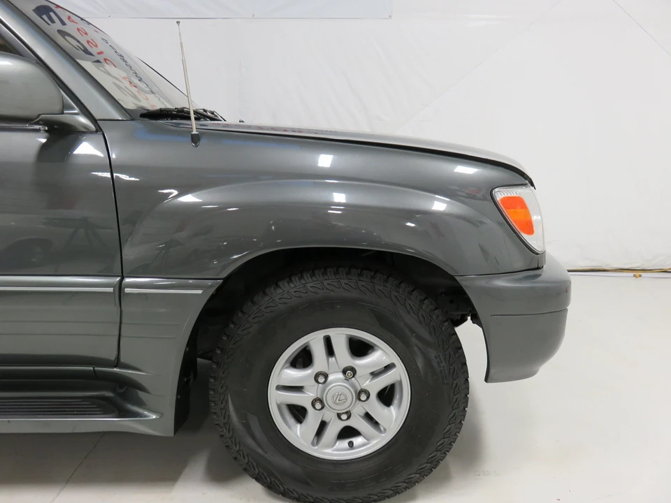1999 Lexus LX 2nd Gen - Image 17 of 31