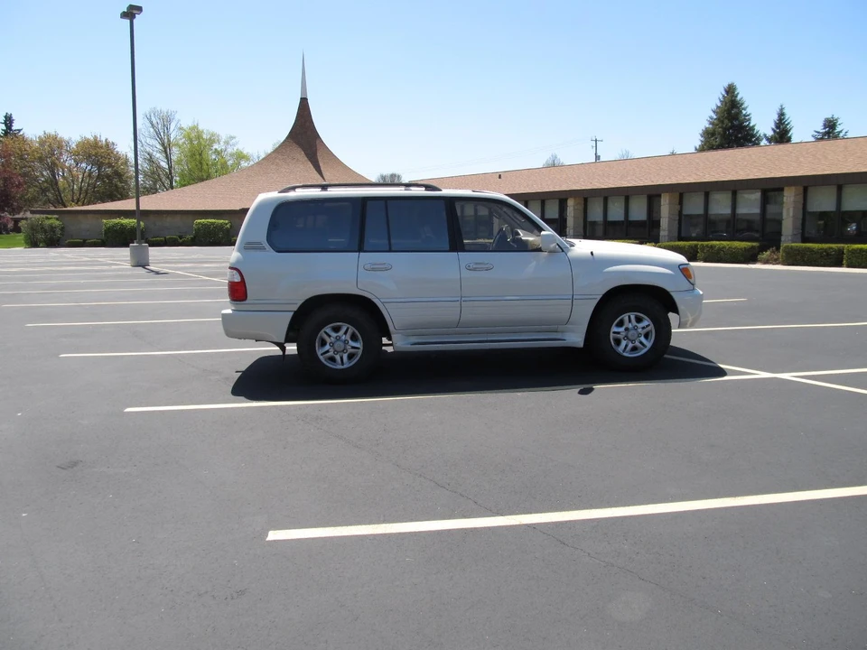 1999 Lexus LX 1st Gen - Image 7 of 31