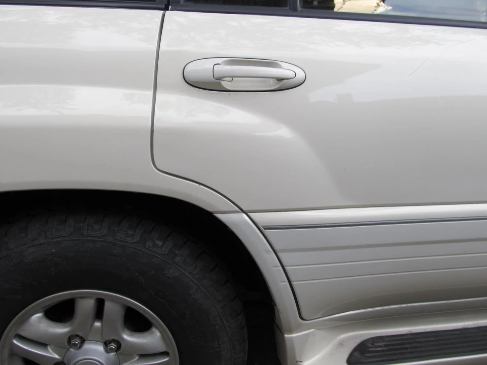 1999 Lexus LX 1st Gen - Image 19 of 31