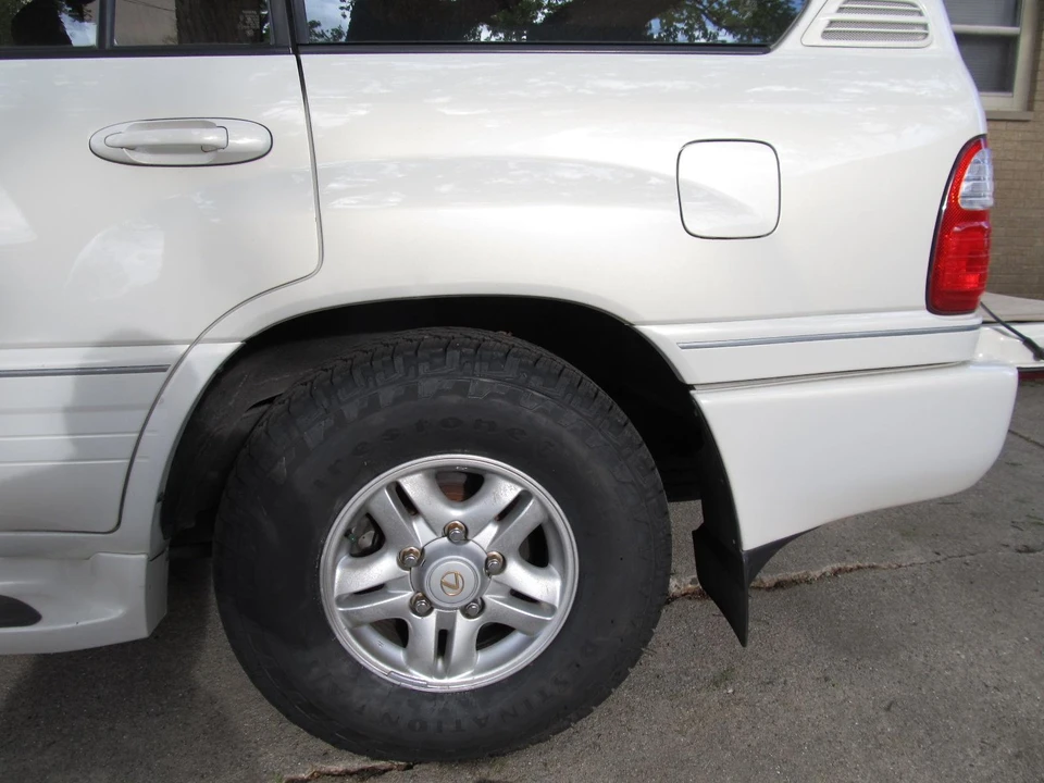 1999 Lexus LX 1st Gen - Image 23 of 31