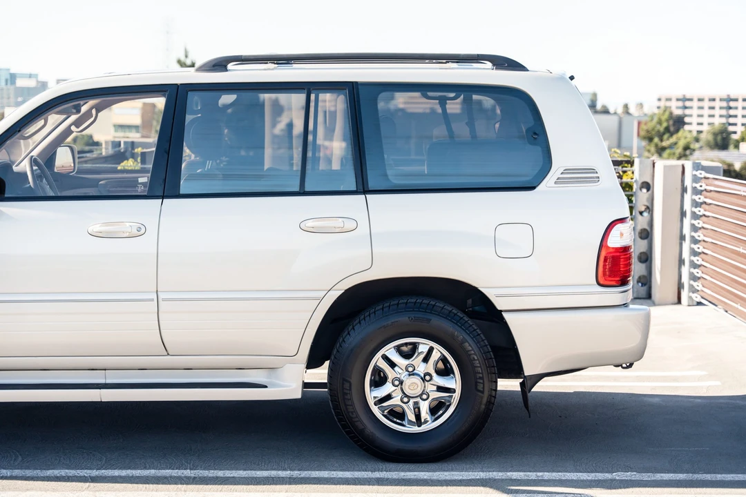 1999 Lexus LX 2nd Gen - Image 28 of 31