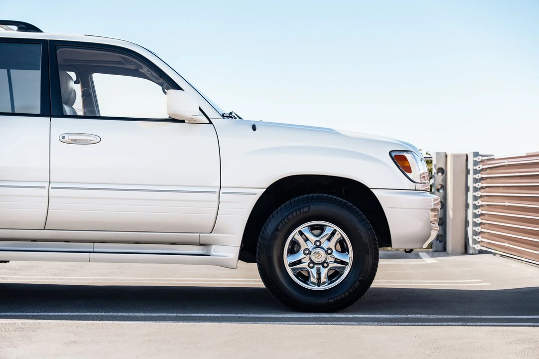 1999 Lexus LX 2nd Gen - Image 26 of 31